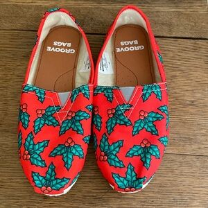 Groove Bags, 6.5, Christmas Holly/ mistletoe pattern slip on shoes